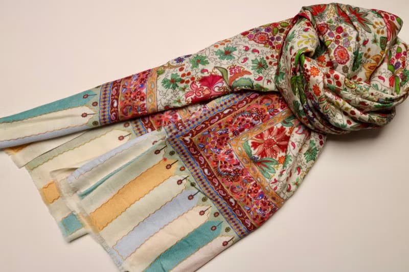 【畢業禮物】喀什米爾羊絨手工印染刺繡鵝黃小花園圍巾披肩卡尼
