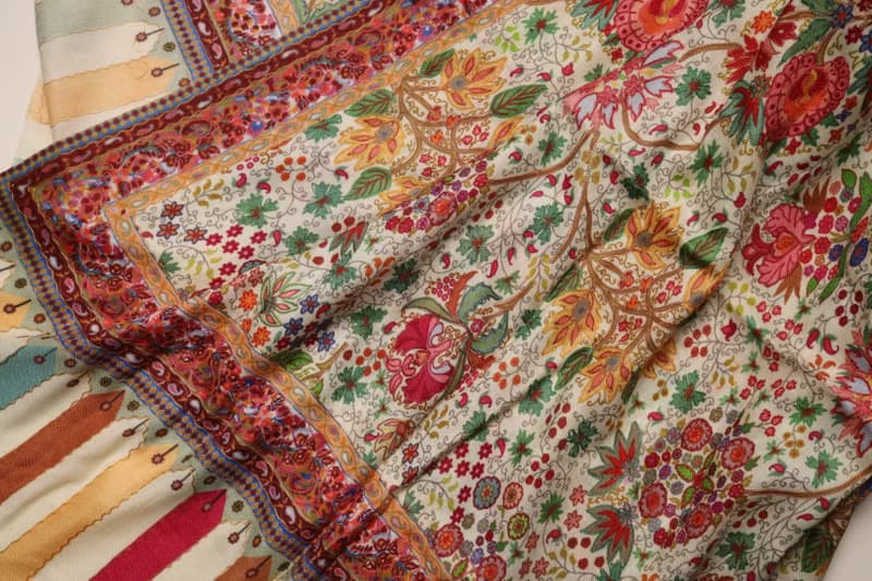 【畢業禮物】喀什米爾羊絨手工印染刺繡鵝黃小花園圍巾披肩卡尼