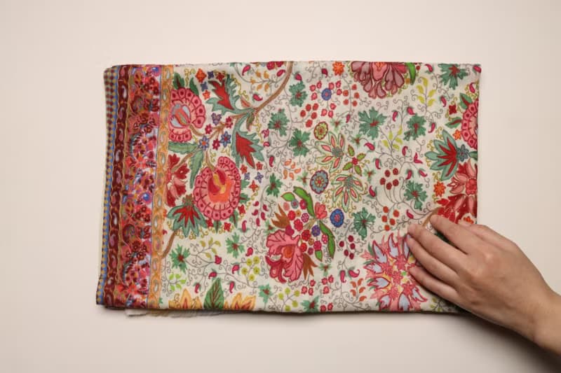 【畢業禮物】喀什米爾羊絨手工印染刺繡鵝黃小花園圍巾披肩卡尼