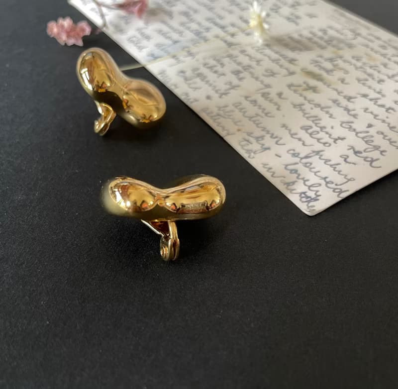 古董金色胖胖蝴蝶結狗骨頭夾式耳環 MONET  C543