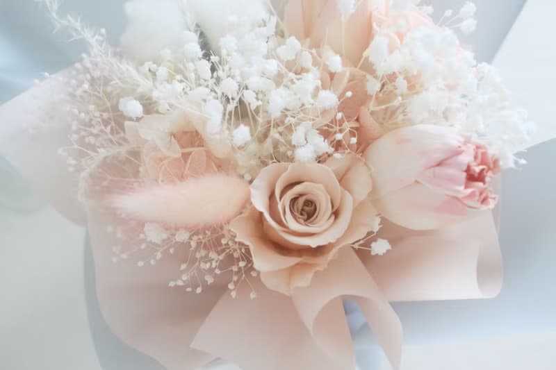 旋轉舞曲青春篇章・優雅裸粉永生玫瑰花束