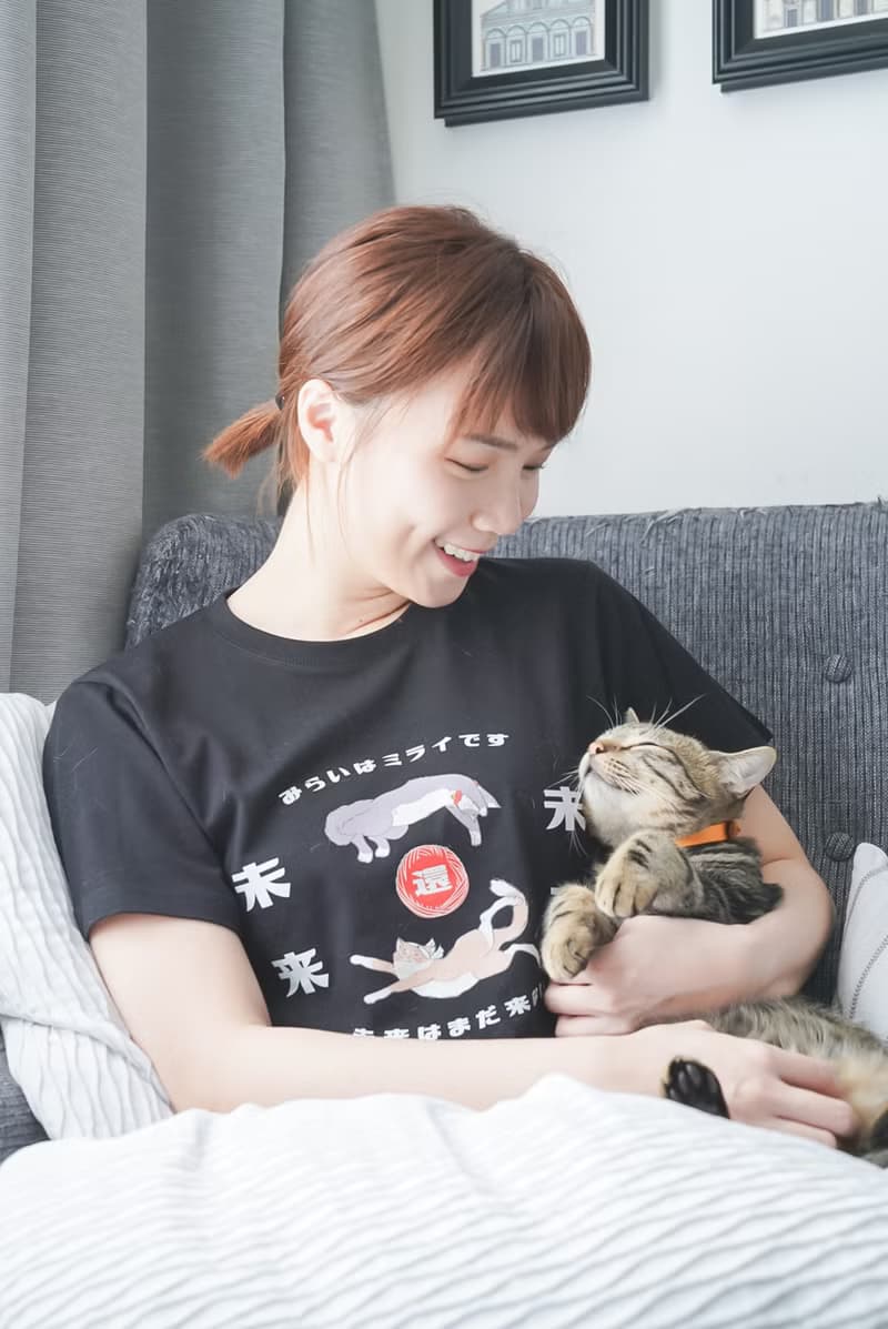慵懶貓 未來還未來 - 黑 復古紅 Tee T-Shirt  【 情人節 生日 】
