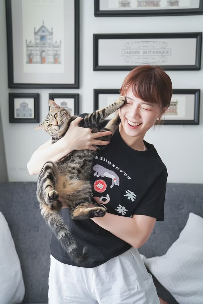 慵懶貓 未來還未來 - 黑 復古紅 Tee T-Shirt  【 情人節 生日 】