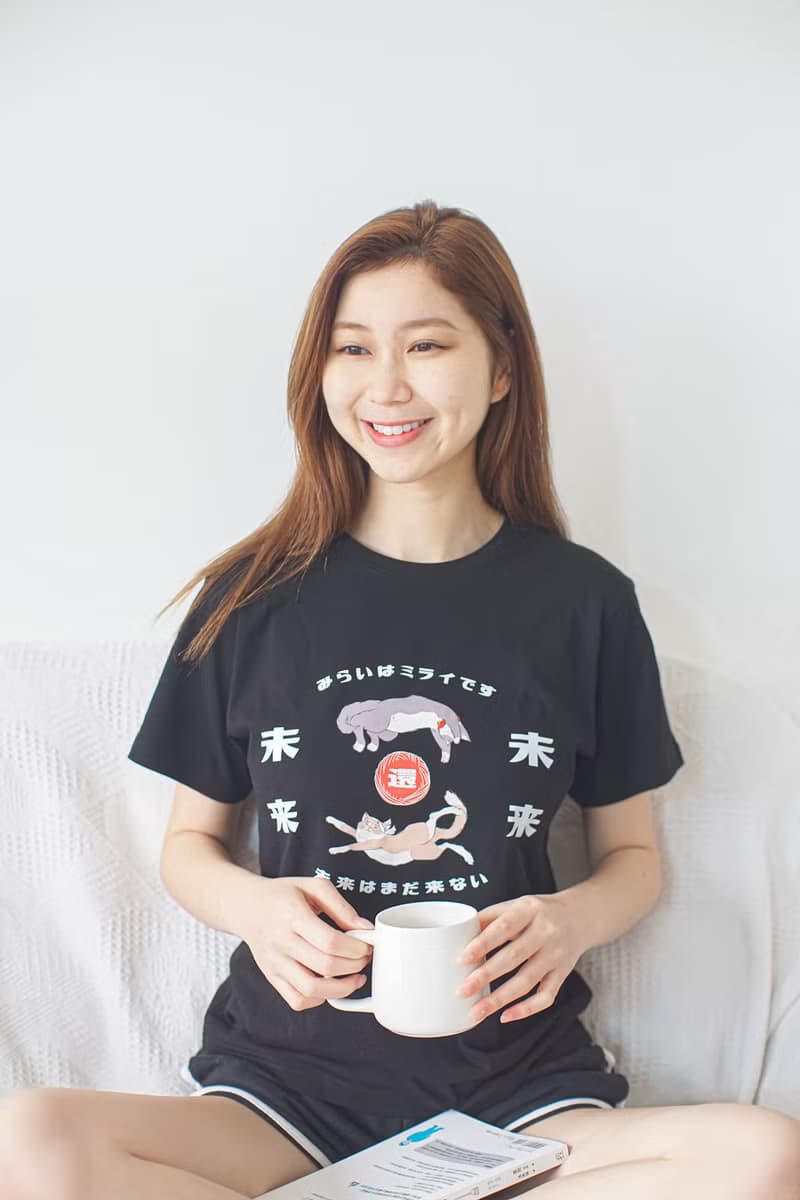 慵懶貓 未來還未來 - 黑 復古紅 Tee T-Shirt  【 情人節 生日 】