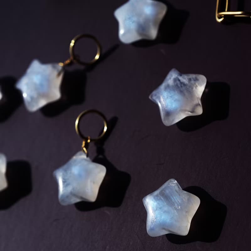 ロイヤルブルームーンストーンの星・サージカルステンレスのマンテルネックレス　星に願いを