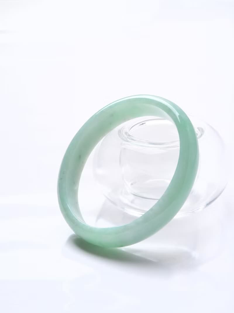 翠春光 | 糯冰種 / 果綠 / 貴妃鐲 / 手圍17.5 | 天然A貨翡翠玉鐲