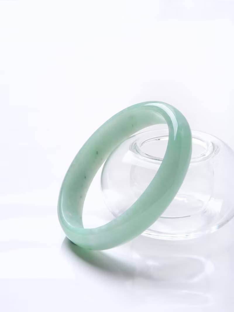 翠春光 | 糯冰種 / 果綠 / 貴妃鐲 / 手圍17.5 | 天然A貨翡翠玉鐲