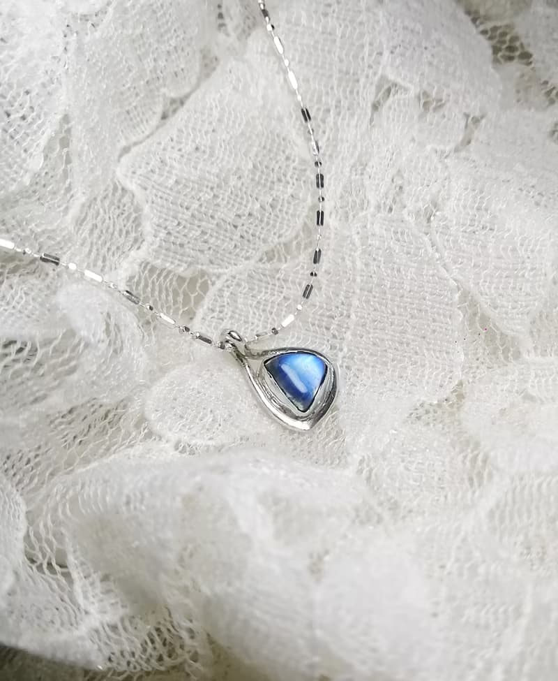 三角月光石銀項鍊  強藍光寶石級  925純銀  6月誕生石  手作