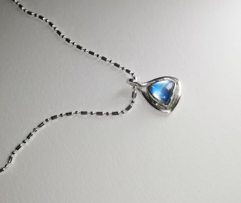 三角月光石銀項鍊  強藍光寶石級  925純銀  6月誕生石  手作