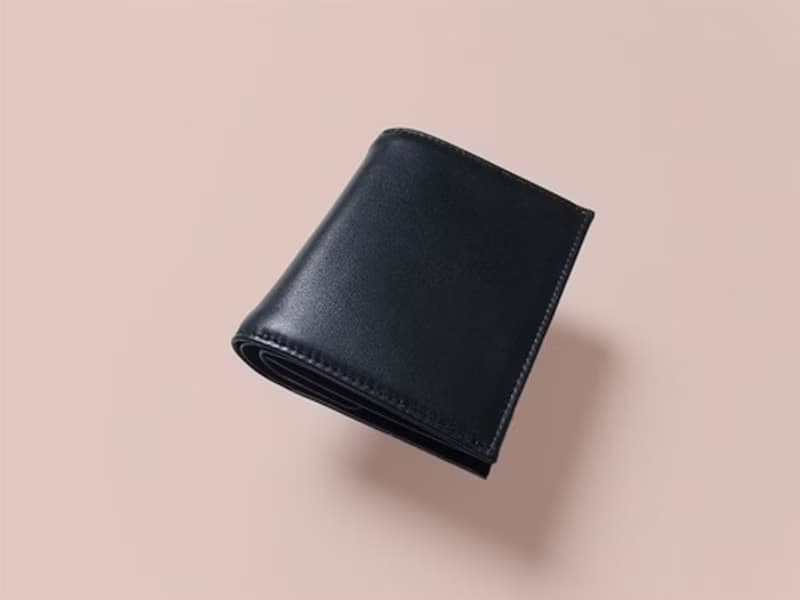上質イタリア製革  小銭が取り出しやすい二つ折り財布 - Short Wallet - BLACK - CAREN QUOYLE -