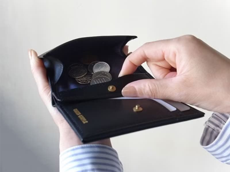 上質イタリア製革  小銭が取り出しやすい二つ折り財布 - Short Wallet - BLACK - CAREN QUOYLE -