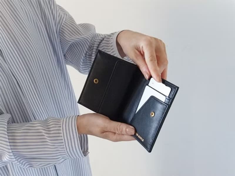 上質イタリア製革  小銭が取り出しやすい二つ折り財布 - Short Wallet - BLACK - CAREN QUOYLE -