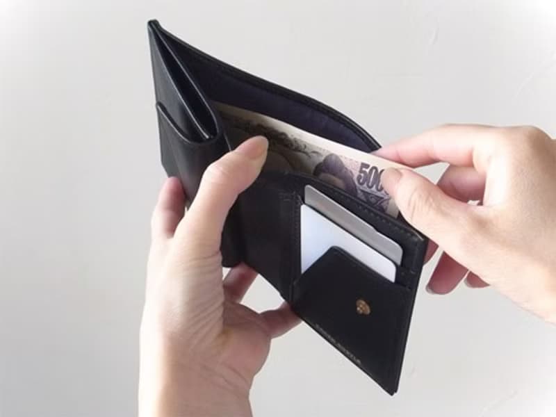 上質イタリア製革  小銭が取り出しやすい二つ折り財布 - Short Wallet - BLACK - CAREN QUOYLE -