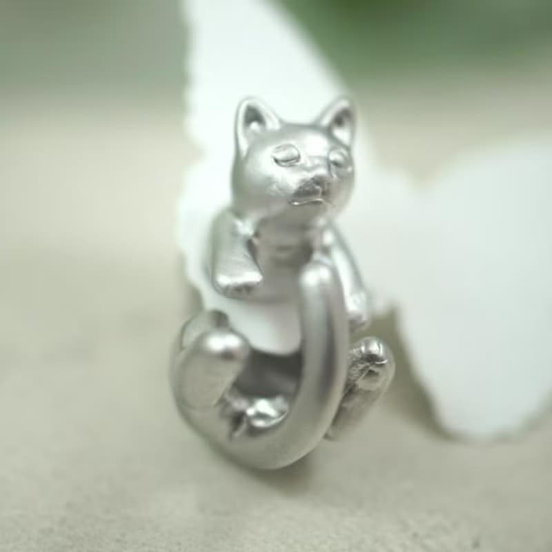 グリとラテュの猫ピアス　ラテュ　マットシルバー　 片耳