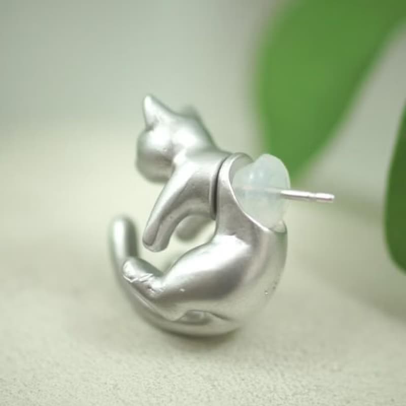 グリとラテュの猫ピアス　ラテュ　マットシルバー　 片耳