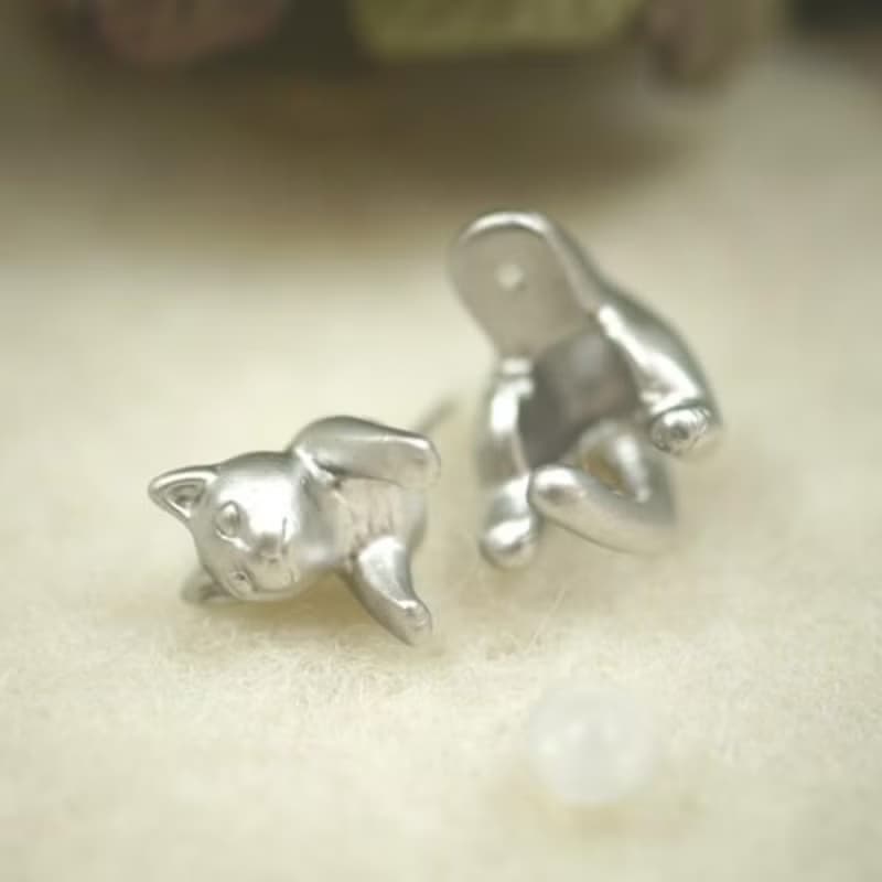 グリとラテュの猫ピアス　ラテュ　マットシルバー　 片耳