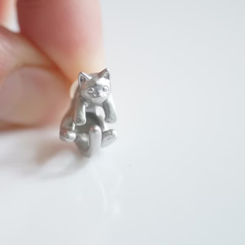 グリとラテュの猫ピアス　ラテュ　マットシルバー　 片耳