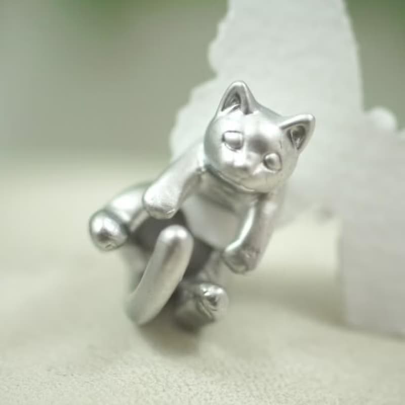 グリとラテュの猫ピアス　ラテュ　マットシルバー　 片耳