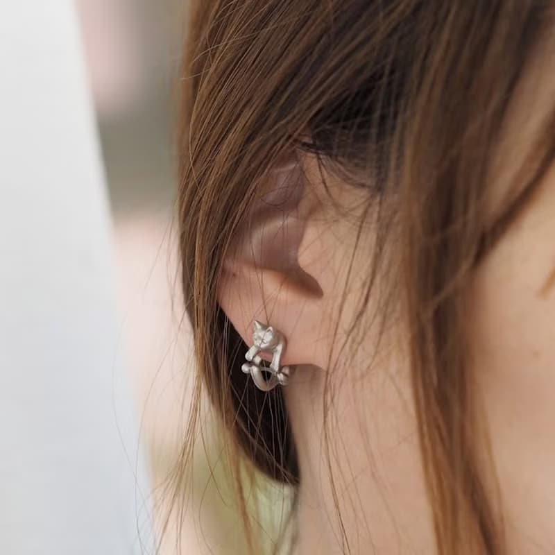 グリとラテュの猫ピアス　ラテュ　マットシルバー　 片耳