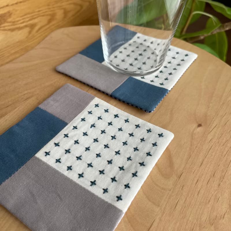 刺し子コースター2枚セット　パッチワーク十字　刺繡杯墊　グレージュ　ティールブルー　刺繍　日本ハンドメイド　贈り物　カフェ　キッチン　布小物　シンプル