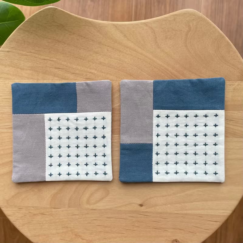 刺し子コースター2枚セット　パッチワーク十字　刺繡杯墊　グレージュ　ティールブルー　刺繍　日本ハンドメイド　贈り物　カフェ　キッチン　布小物　シンプル