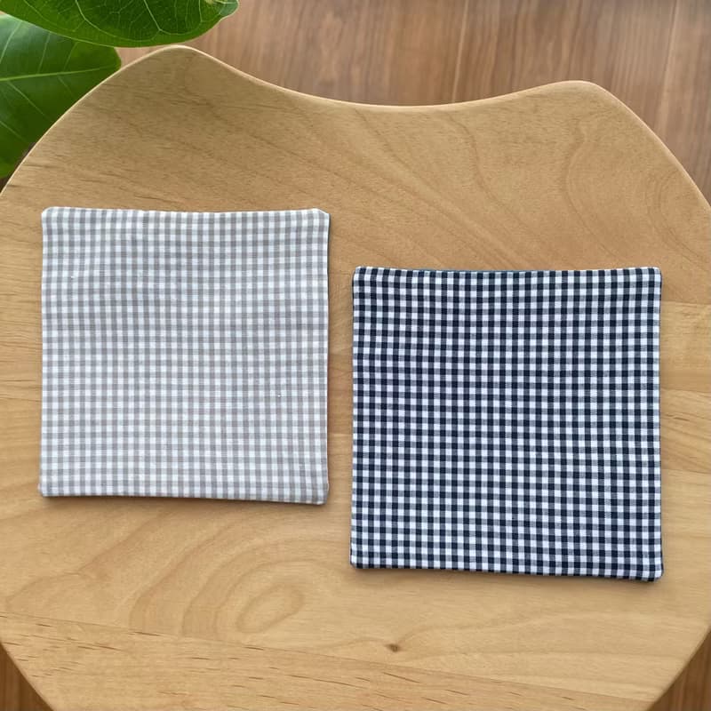 刺し子コースター2枚セット　パッチワーク十字　刺繡杯墊　グレージュ　ティールブルー　刺繍　日本ハンドメイド　贈り物　カフェ　キッチン　布小物　シンプル