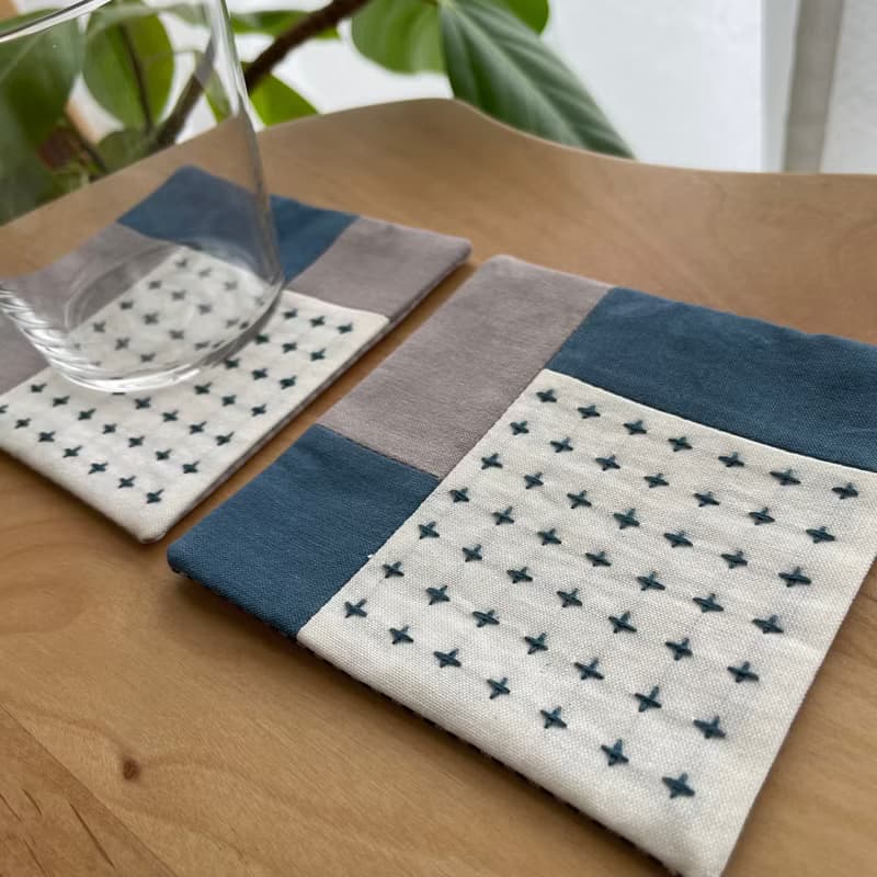刺し子コースター2枚セット　パッチワーク十字　刺繡杯墊　グレージュ　ティールブルー　刺繍　日本ハンドメイド　贈り物　カフェ　キッチン　布小物　シンプル