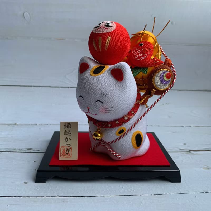 背著吉祥物的微笑招財貓-達摩/太鼓/魚