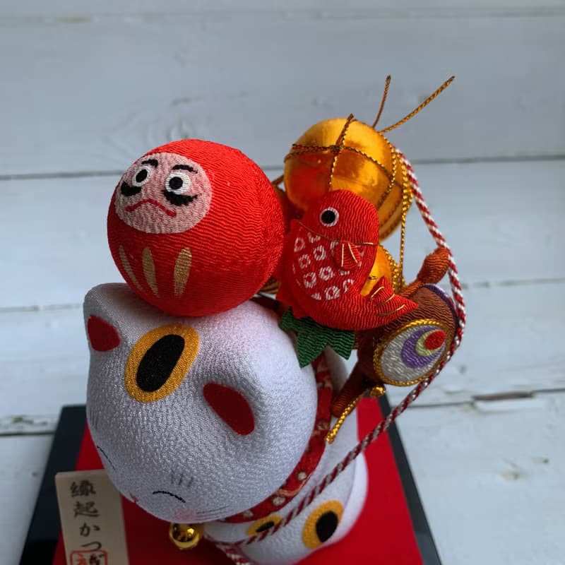 背著吉祥物的微笑招財貓-達摩/太鼓/魚