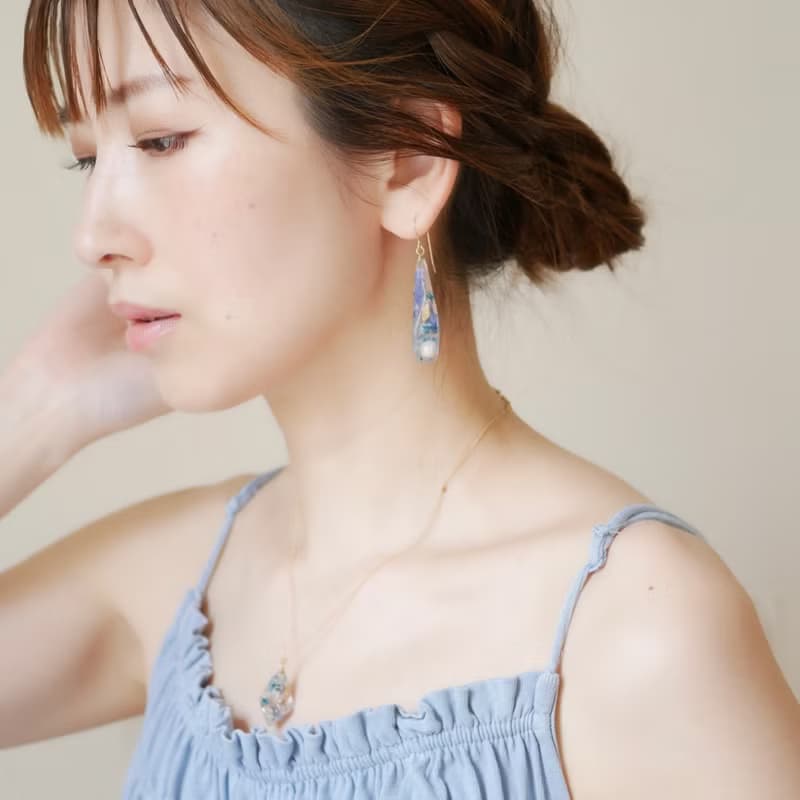 【夏限定】デルフィニウムと淡水パールの鉱石風jewelryピアスorイヤリング