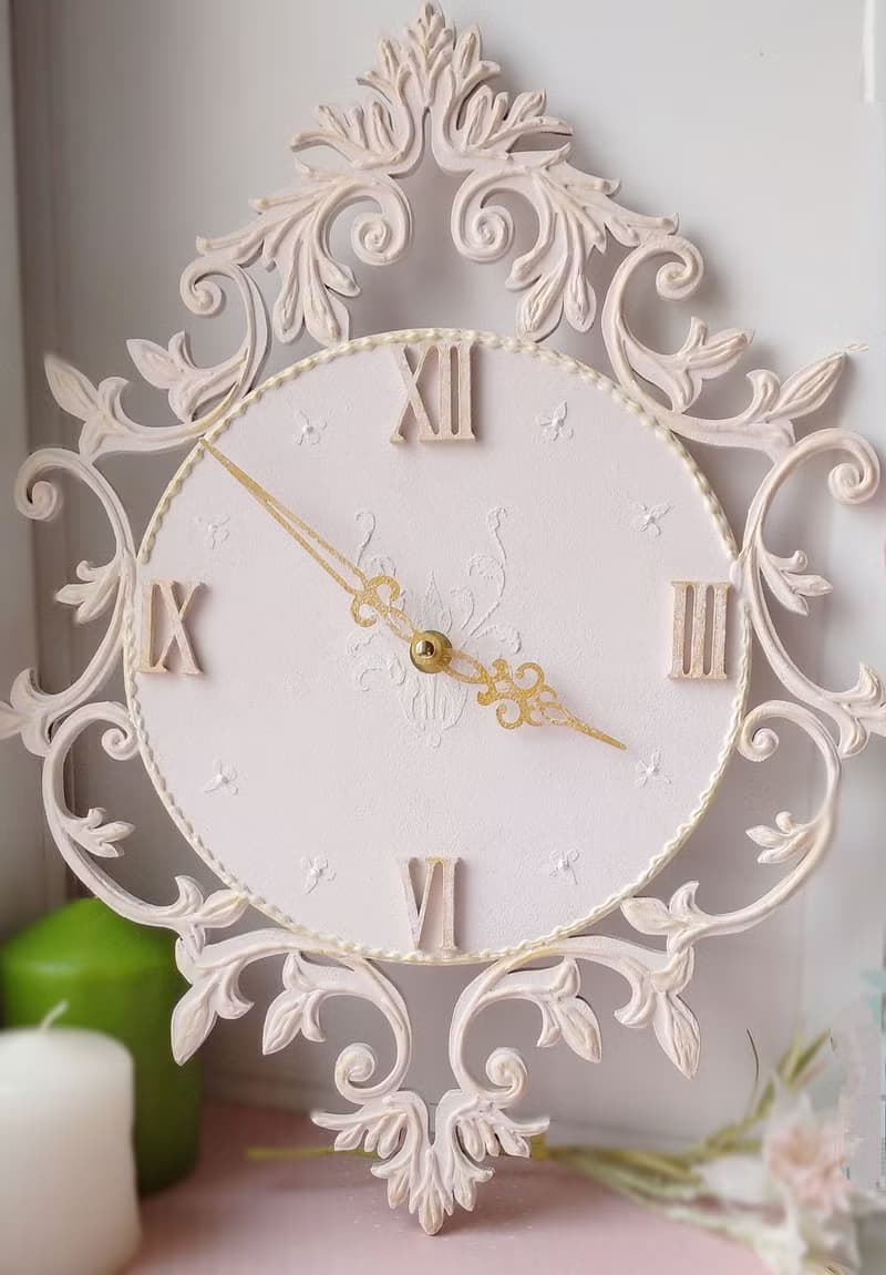 掛鐘 Small pink wall clock with gold ornaments in vintage style Silent wall clock