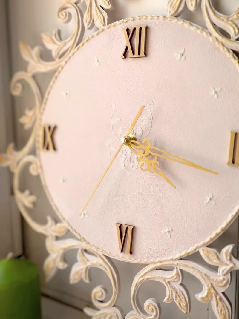 掛鐘 Small pink wall clock with gold ornaments in vintage style Silent wall clock