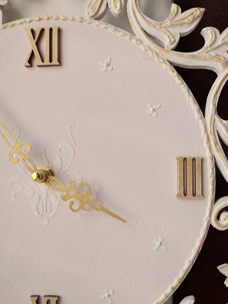 掛鐘 Small pink wall clock with gold ornaments in vintage style Silent wall clock