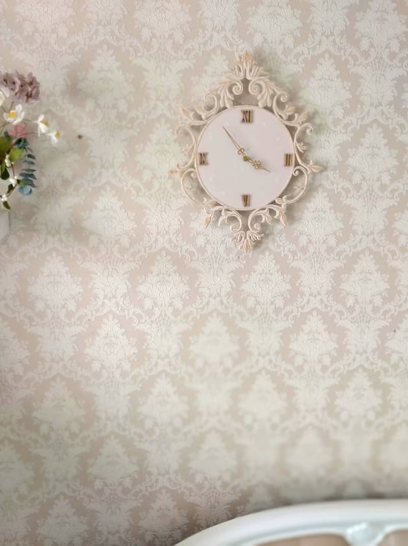 掛鐘 Small pink wall clock with gold ornaments in vintage style Silent wall clock