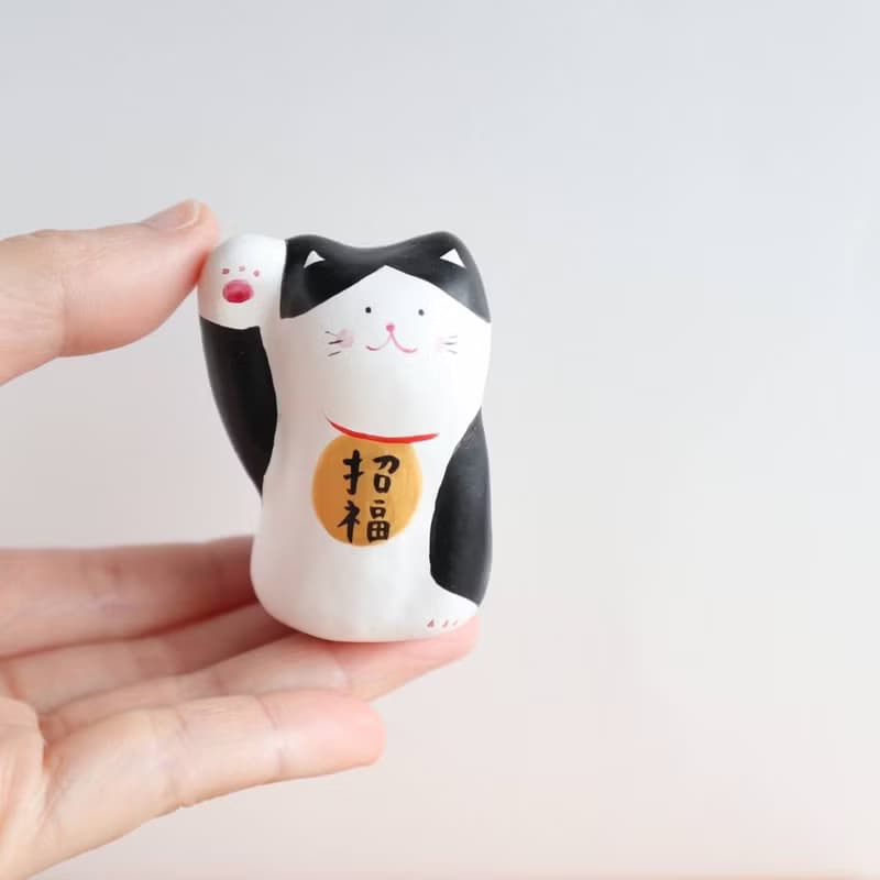 一点ものの優しさ　はちわれ猫の招き猫