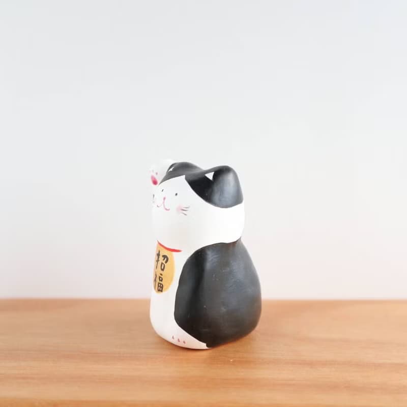 一点ものの優しさ　はちわれ猫の招き猫