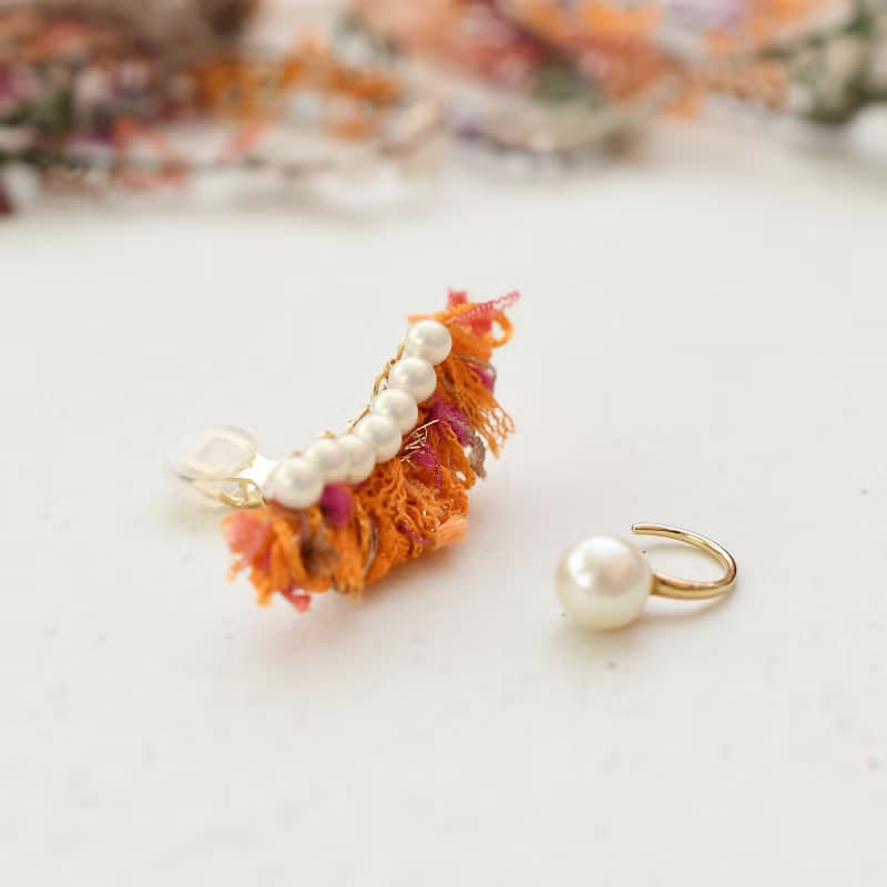イヤーカフ/ Pearl and tassel ear cuffs / Orange