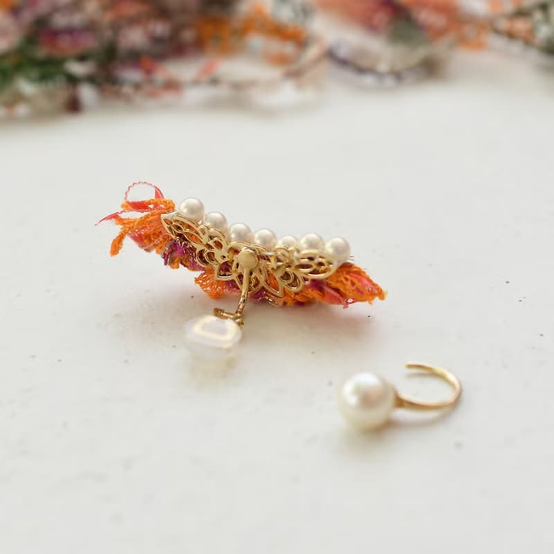 イヤーカフ/ Pearl and tassel ear cuffs / Orange