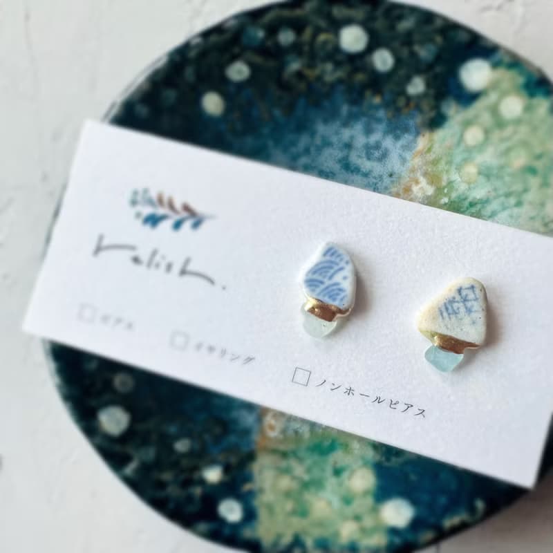 【再販】ほんわり シー陶器 シーグラス 金継ぎ ピアス イヤリング ノンホールピアス ブルー 青 白 ホワイト 水色 ライトブルー ゴールド 金 陶器 陶磁器