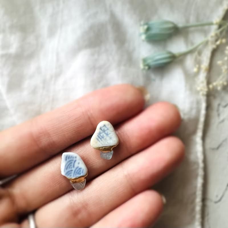 【再販】ほんわり シー陶器 シーグラス 金継ぎ ピアス イヤリング ノンホールピアス ブルー 青 白 ホワイト 水色 ライトブルー ゴールド 金 陶器 陶磁器