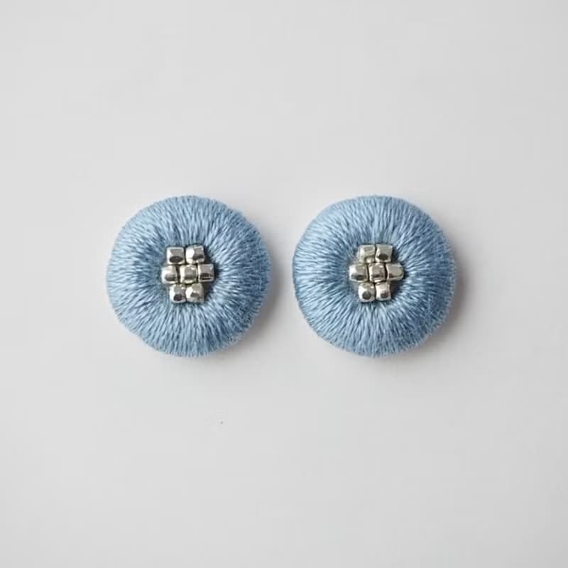 刺繍ピアスorイヤリング　ニュアンスブルー　春夏　シンプル