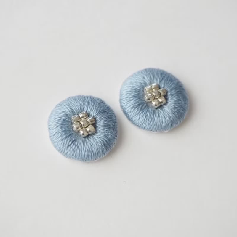 刺繍ピアスorイヤリング　ニュアンスブルー　春夏　シンプル