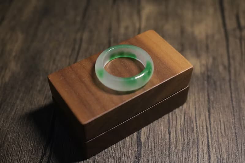 玉石冰種飄花戒指翠綠色玉戒指環搭配胡桃木戒指盒可刻字