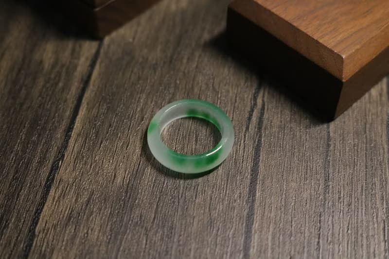 玉石冰種飄花戒指翠綠色玉戒指環搭配胡桃木戒指盒可刻字