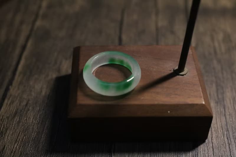 玉石冰種飄花戒指翠綠色玉戒指環搭配胡桃木戒指盒可刻字
