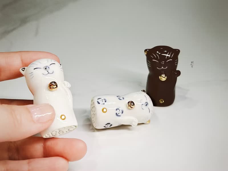 林函葦藝術白瓷印章-青花白瓷招財貓 彩色寶石、描金