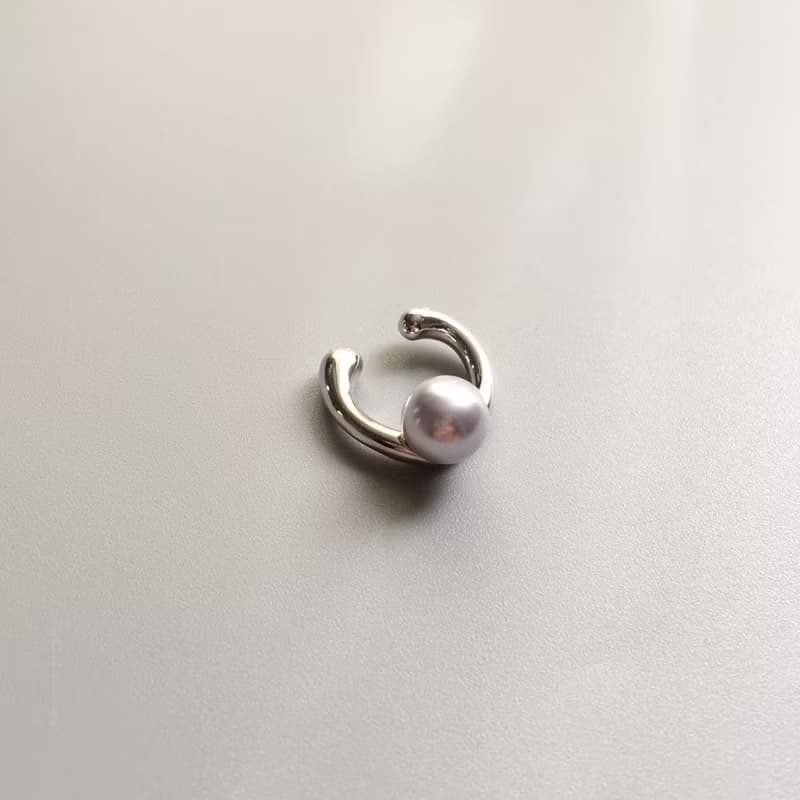 １粒シルバーグレークリスタルパールのイヤーカフ 【片耳】