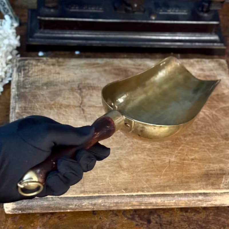 50726-迷人法國古董木柄黃銅大鏟