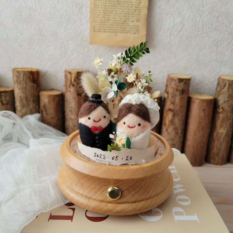 乾燥花藍牙喇叭 | 羊毛氈新郎新娘 : 森林綠_2025結婚禮物首選