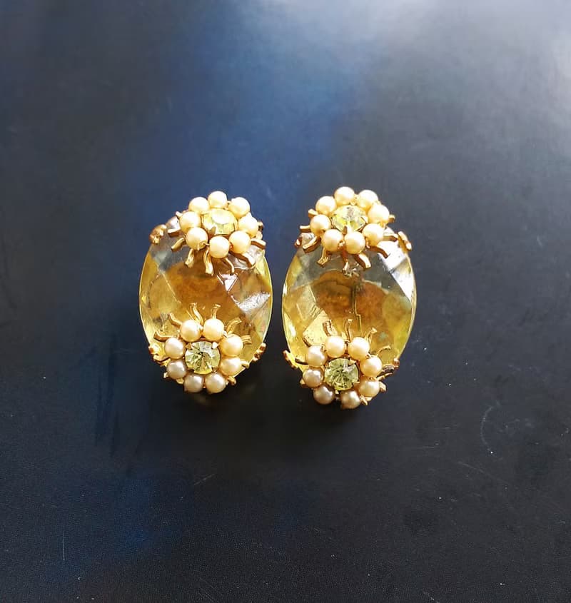 【西洋古董飾品 】淡黃色調 立體花型 萊茵 夾式耳環